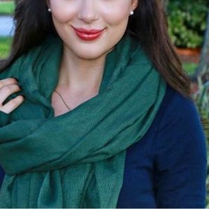 Cashmere and silk blend scarf, o/s, great condition. Evergreen, winter green.
